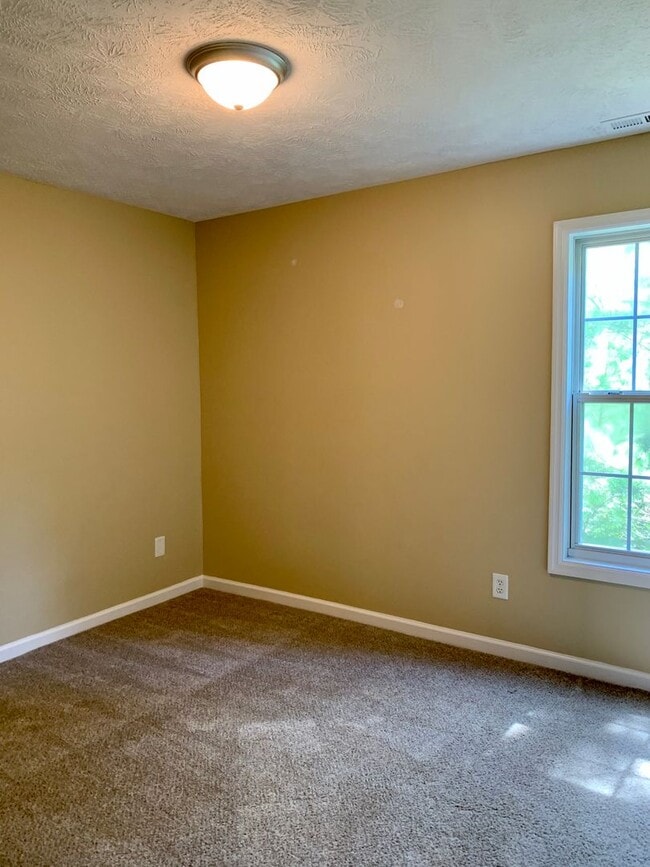 Building Photo - Lovely Tri-level Fayetteville Home
