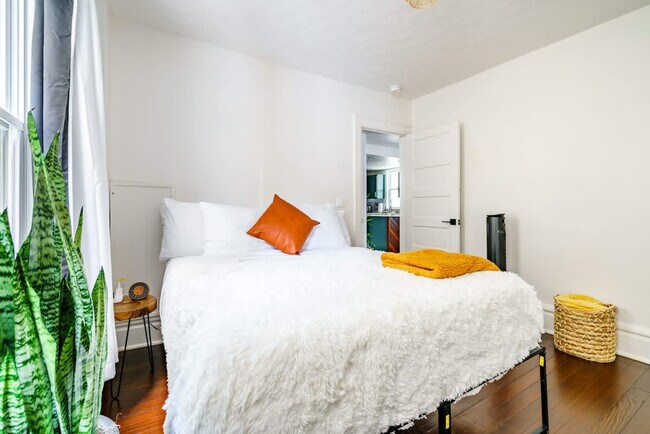 Building Photo - 33 Lundy St