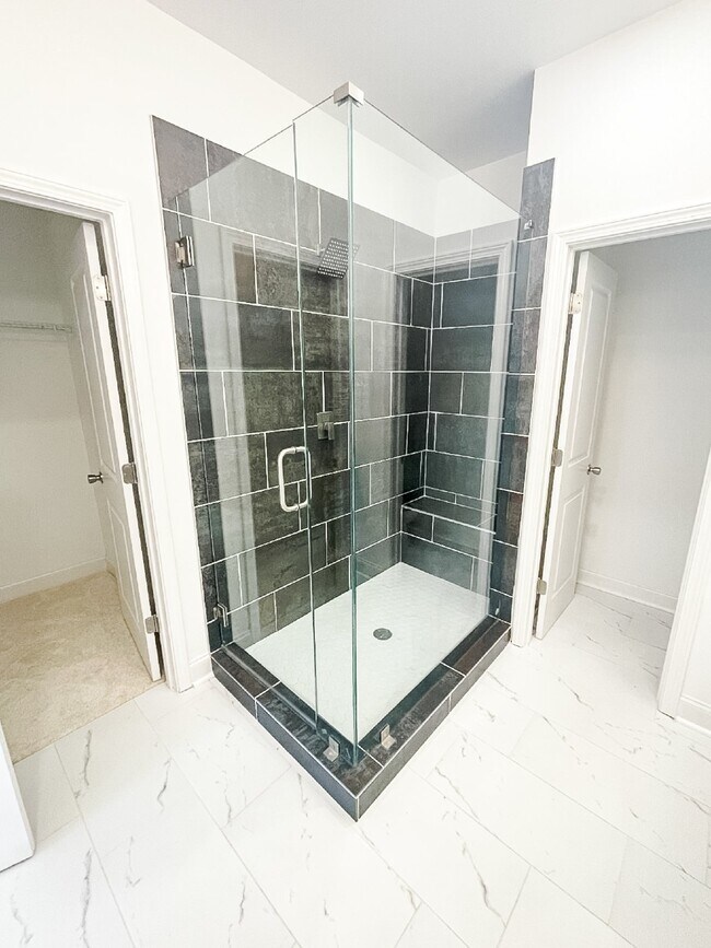 Building Photo - Pet Friendly End Unit Townhome