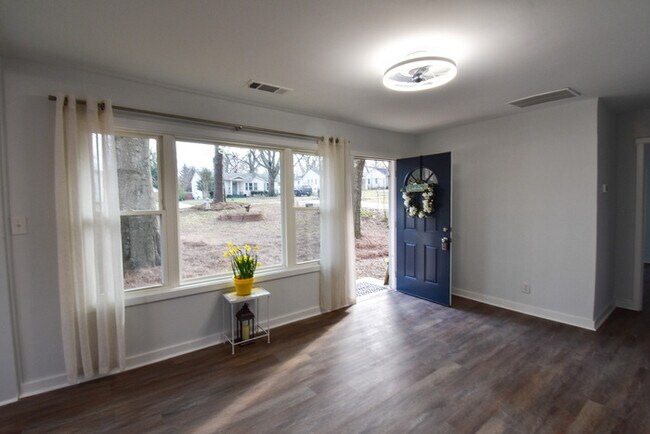 Building Photo - Welcome to this charming 3-bedroom, 1-bath...