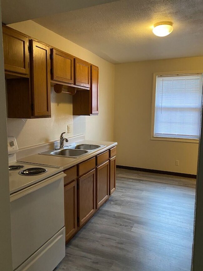 Building Photo - All Large Rooms in this 2 Bedroom Apt in C...