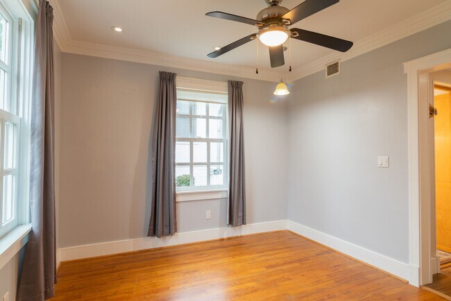 Building Photo - FOR RENT in LAKE BOTTOM! Available Now!