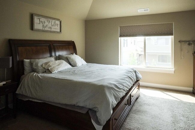 Building Photo - Newer construction / Community pool