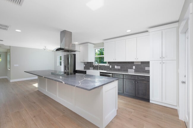 Building Photo - 1036 NE Wright Ave