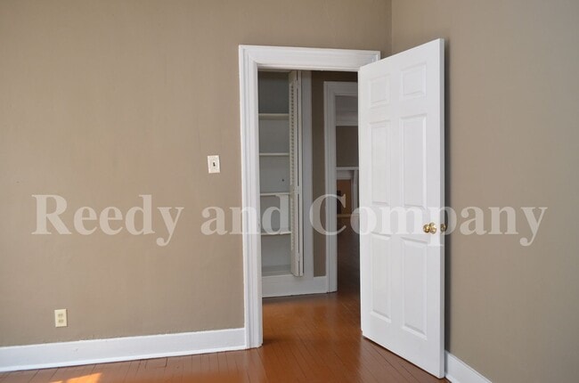 Building Photo - FIRST MONTH FREE; Adorable Duplex in Crosstown Area!