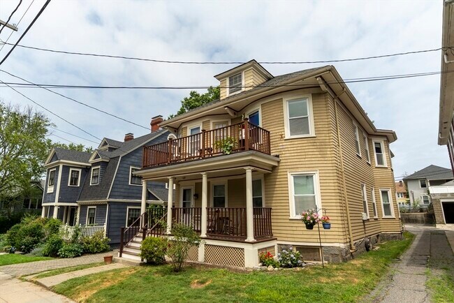 Building Photo - 15 Castleton St