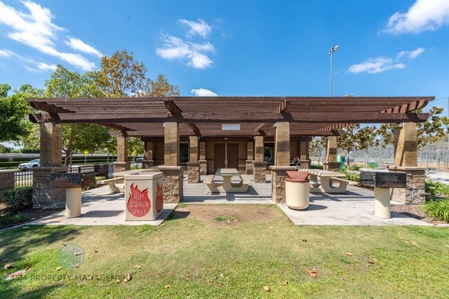 Building Photo - Spacious 3 Bed 2.5 Bath Condo in Orange!