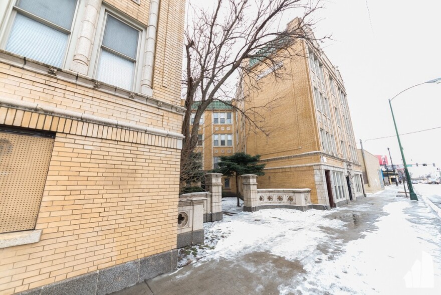 Building Photo - 4255 W Addison St