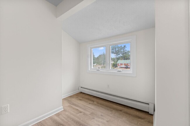 Building Photo - 381 Littlefield Rd