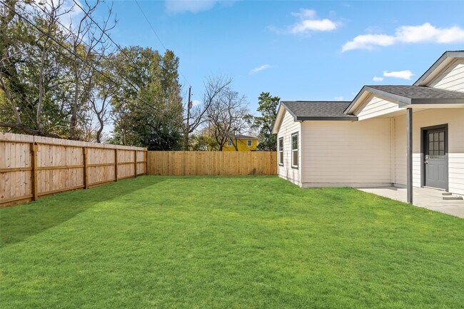 Building Photo - 8056 Meadowbrook Dr