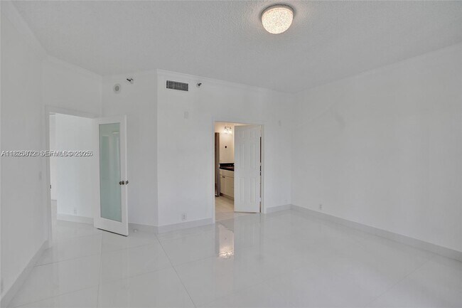 Building Photo - 3500 Mystic Pointe Dr