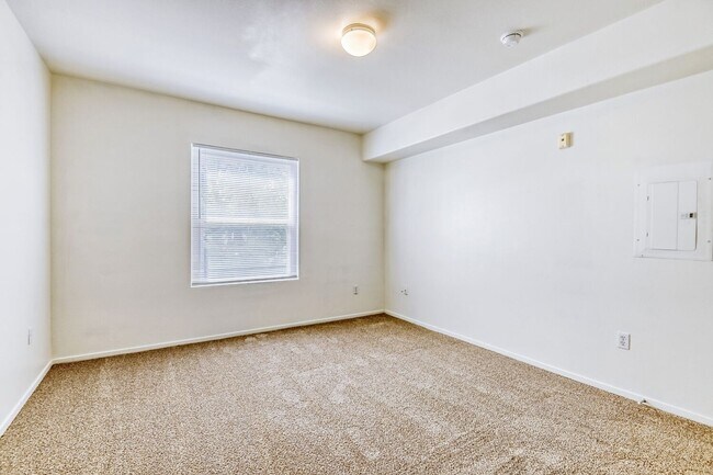 Building Photo - 1 Bedroom 2nd Floor Unit With Balcony!