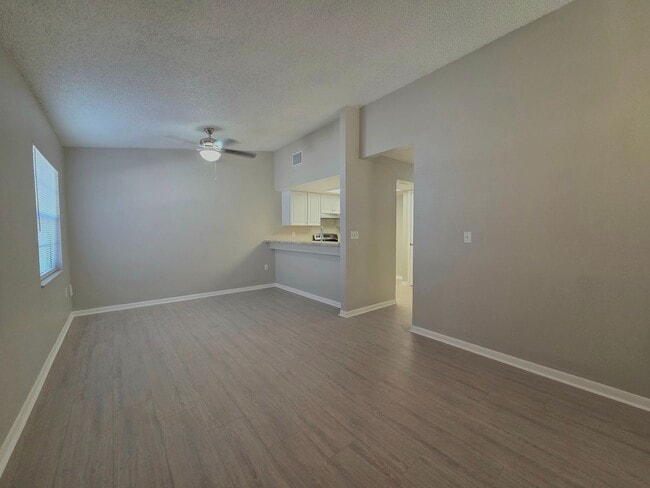 Building Photo - Beautiful 2 Bedroom, 2 Bathroom Apartment ...