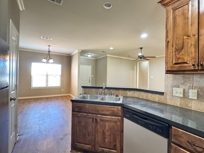 Building Photo - 939 Redbud Ln