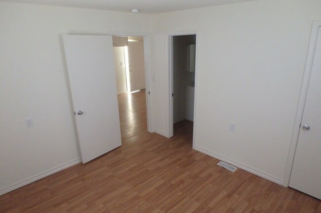 Building Photo - Four bedrooms Two bathrooms house in count...