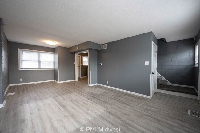 Building Photo - Cozy 2 Bedroom Apartment in Indianapolis w...