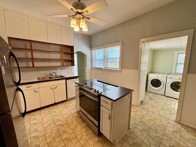 Building Photo - 3-bedroom home with Washer & Dryer Included
