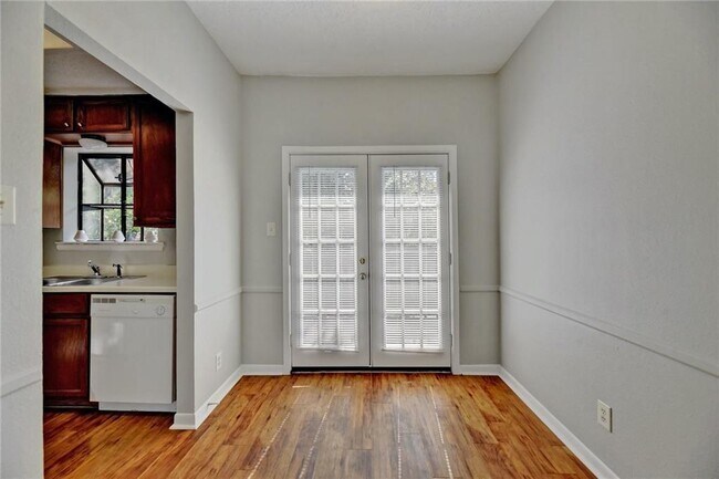 Building Photo - 711 W 21st St