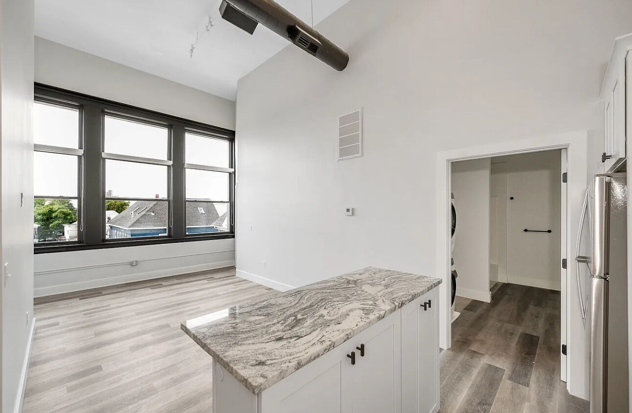 Building Photo - 72 Boisvert St