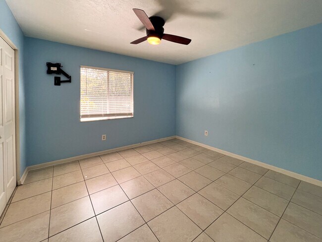 Building Photo - 2BR/1BA Flat Biking/Walking Distance to UF...