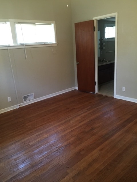 Building Photo - 3 bedrooms 2 bathrooms 1 car carport