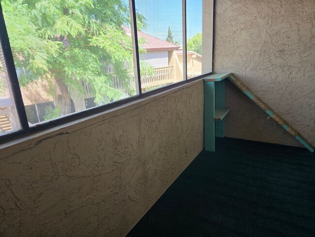 Building Photo - Beautiful two story, 3 bed, 1 full bath, 2...