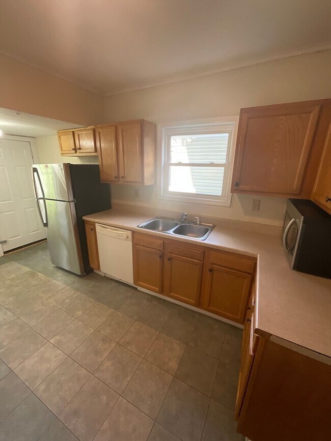 Building Photo - *2027* 4 Bed House!! Great Spot!!