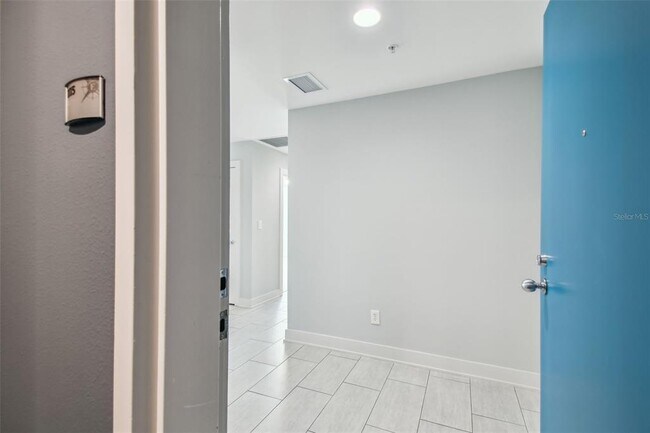 Building Photo - 1208 E Kennedy Blvd