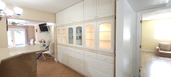 Building Photo - 400 Sunset Dr