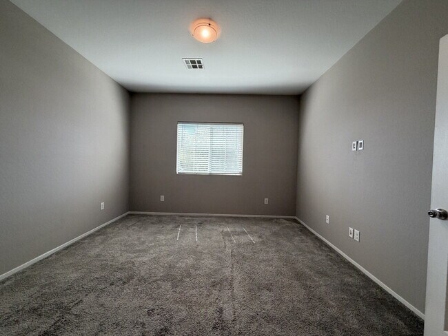 Building Photo - GATED 3 BED 3 BATH 2 CAR GARAGE TOWNHOUSE W/ BED AND BATH DOWNSTAIRS + LOFT & YARD. COMMUNITY FEA...