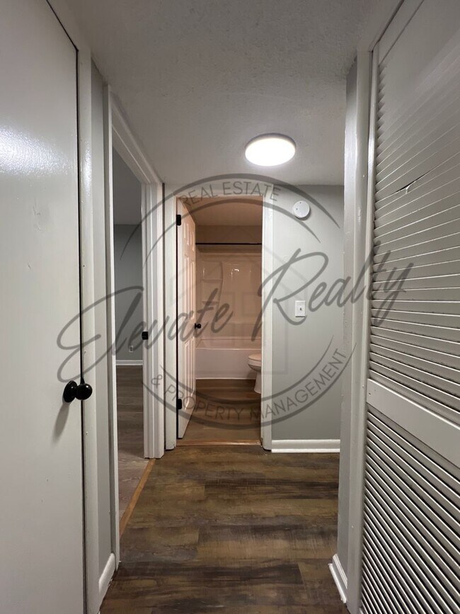 Building Photo - Trailwood Circle 909-911