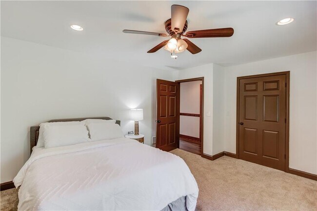 Building Photo - 2870 Roanoke Rd