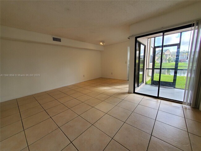 Building Photo - 1017 Washington Cir