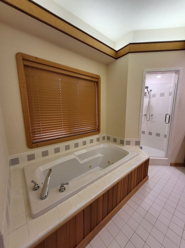 Building Photo - 604 Shadow Grove Ct