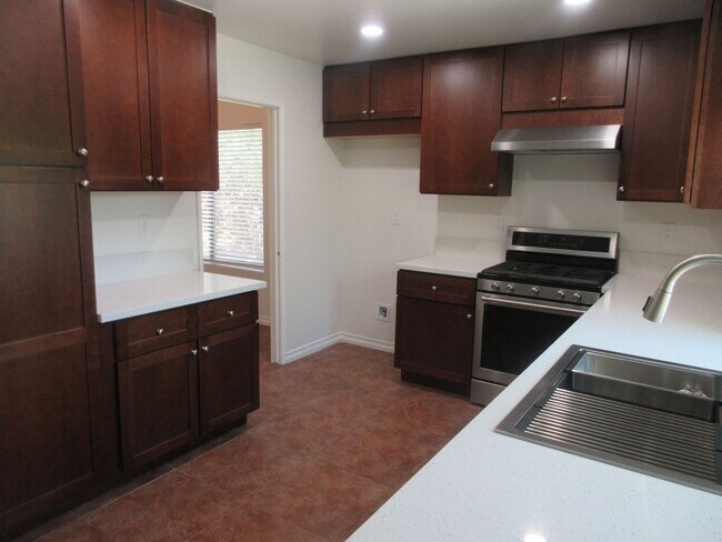 Building Photo - Beautiful updated 1-story home in Northridge