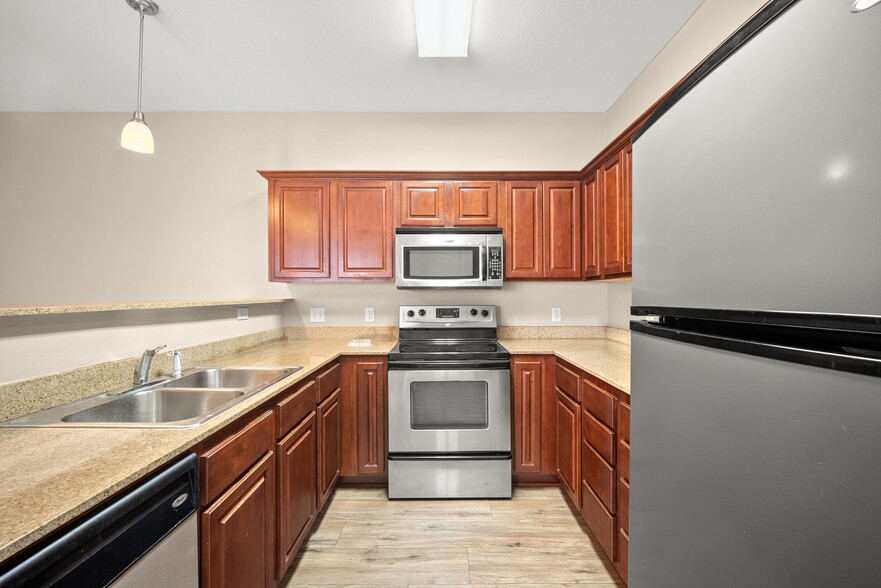 Building Photo - 810 Arbor Lake Dr
