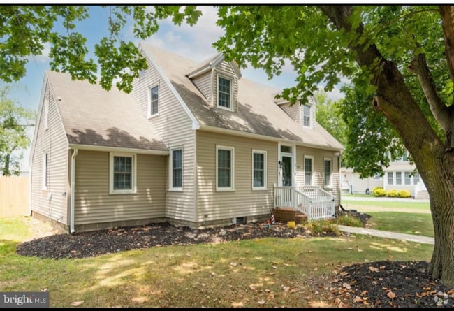 Building Photo - 129 Laurel Rd