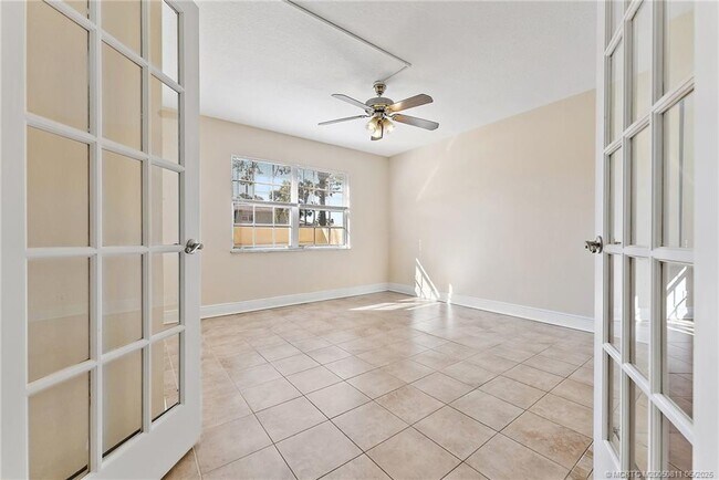Building Photo - 1537 SE Royal Green Cir