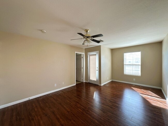 Building Photo - BEAUTIFUL 2 STORY HOME WITH HARDWOOD FLOORING! 3 BED 2 BATH, MASTER BEDROOM HAS ITS OWN PRIVATE B...