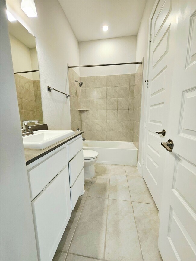 Building Photo - 15822 Pilot Knob Dr
