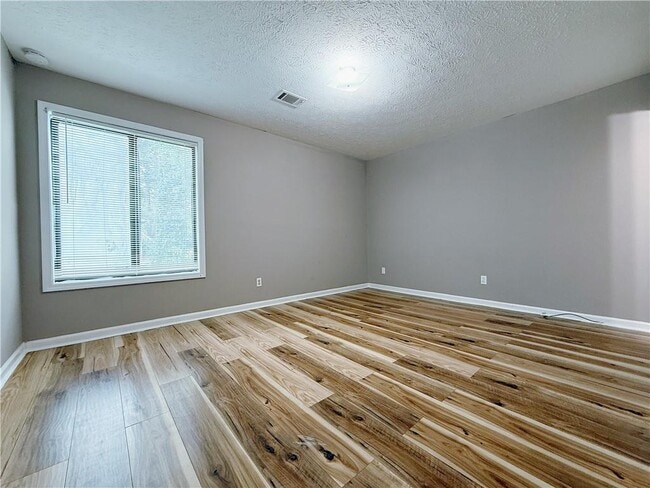 Building Photo - 2887 Lakemont Dr SW