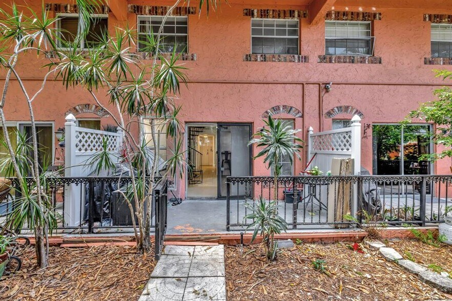 Building Photo - 640 Tennis Club Dr