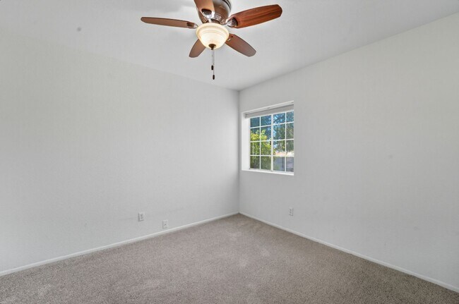 Building Photo - Spacious 3 Bed/2 Bath Home in Lush Crestvi...