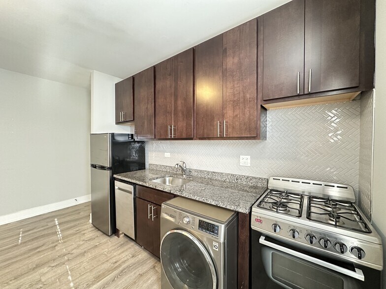 Building Photo - 533 W Belden Ave