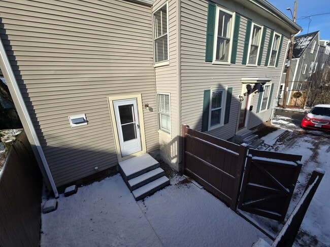 Building Photo - 18 School St