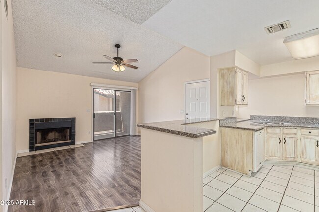 Building Photo - 533 W Guadalupe Rd