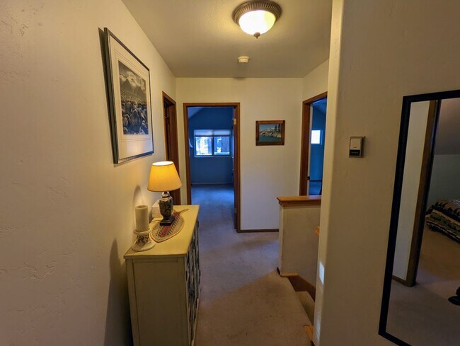 Building Photo - Pet friendly 4Bd home for a seasonal lease...