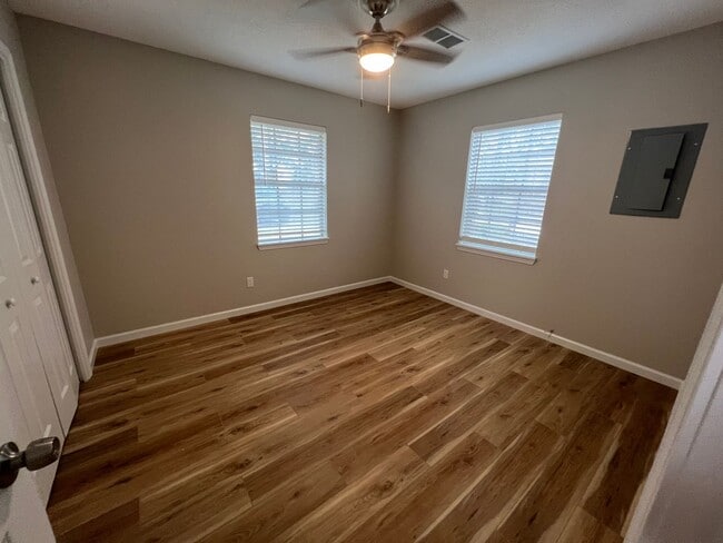 Building Photo - Pensacola - 2 Bedroom, 1 Bathroom - lawn care included