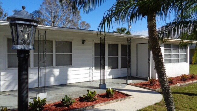 Building Photo - 1550 5th Ct