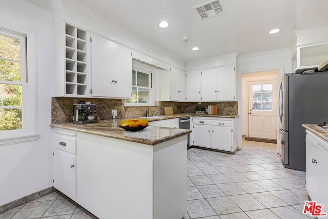 Building Photo - 3924 Woodfield Dr